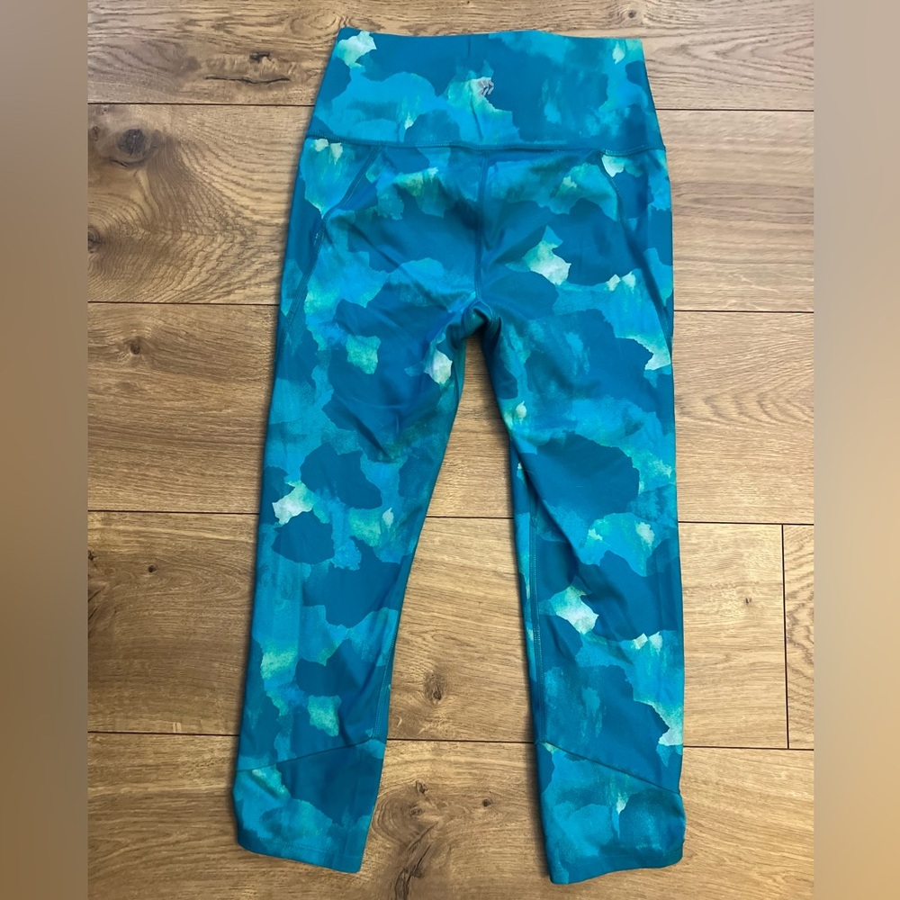 All in motion adorable leggings w/cute gathered bottom of leg. Girls large 10-12
